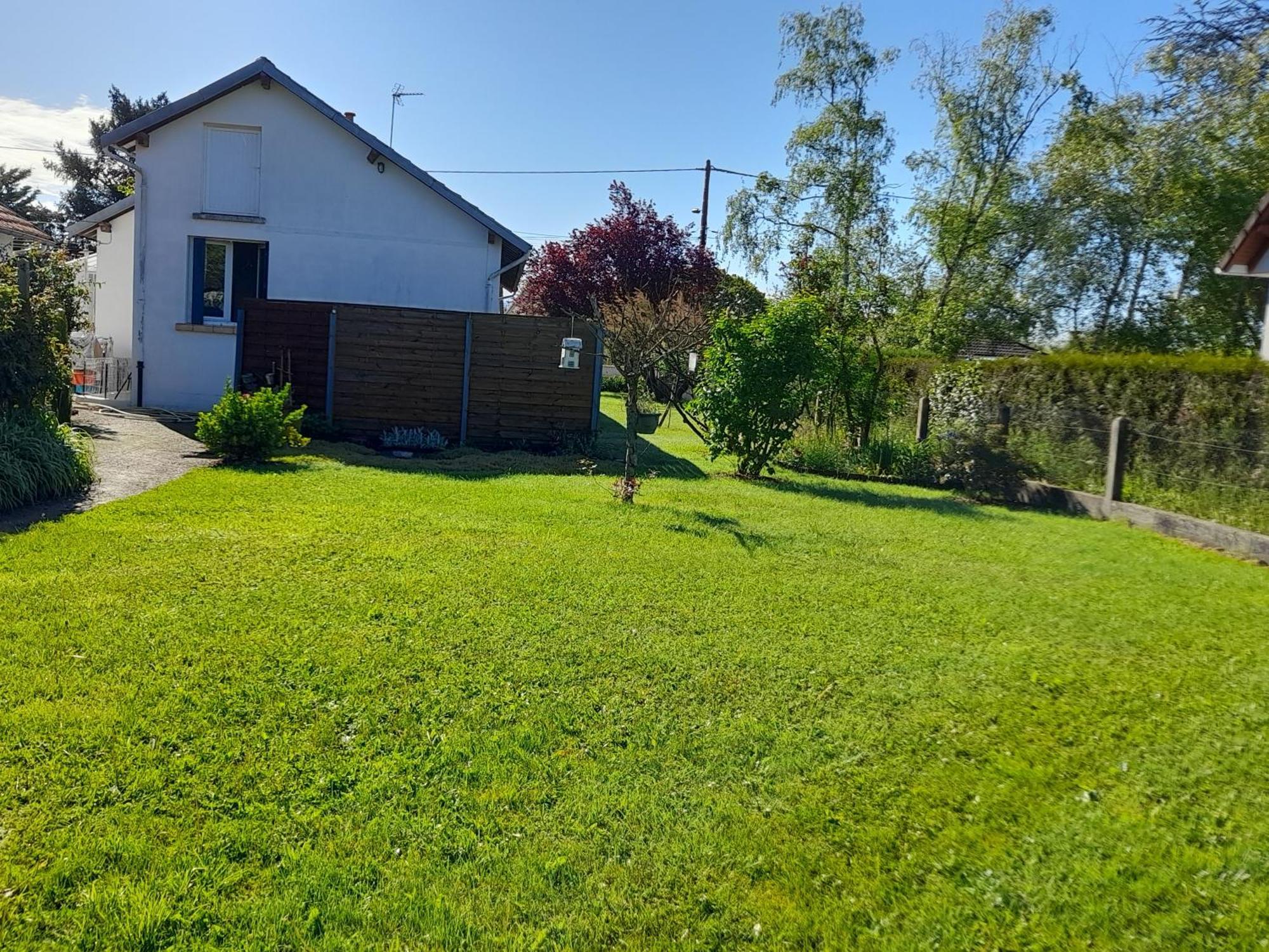 Les Abelias Bed & Breakfast Hauterive  Exterior photo